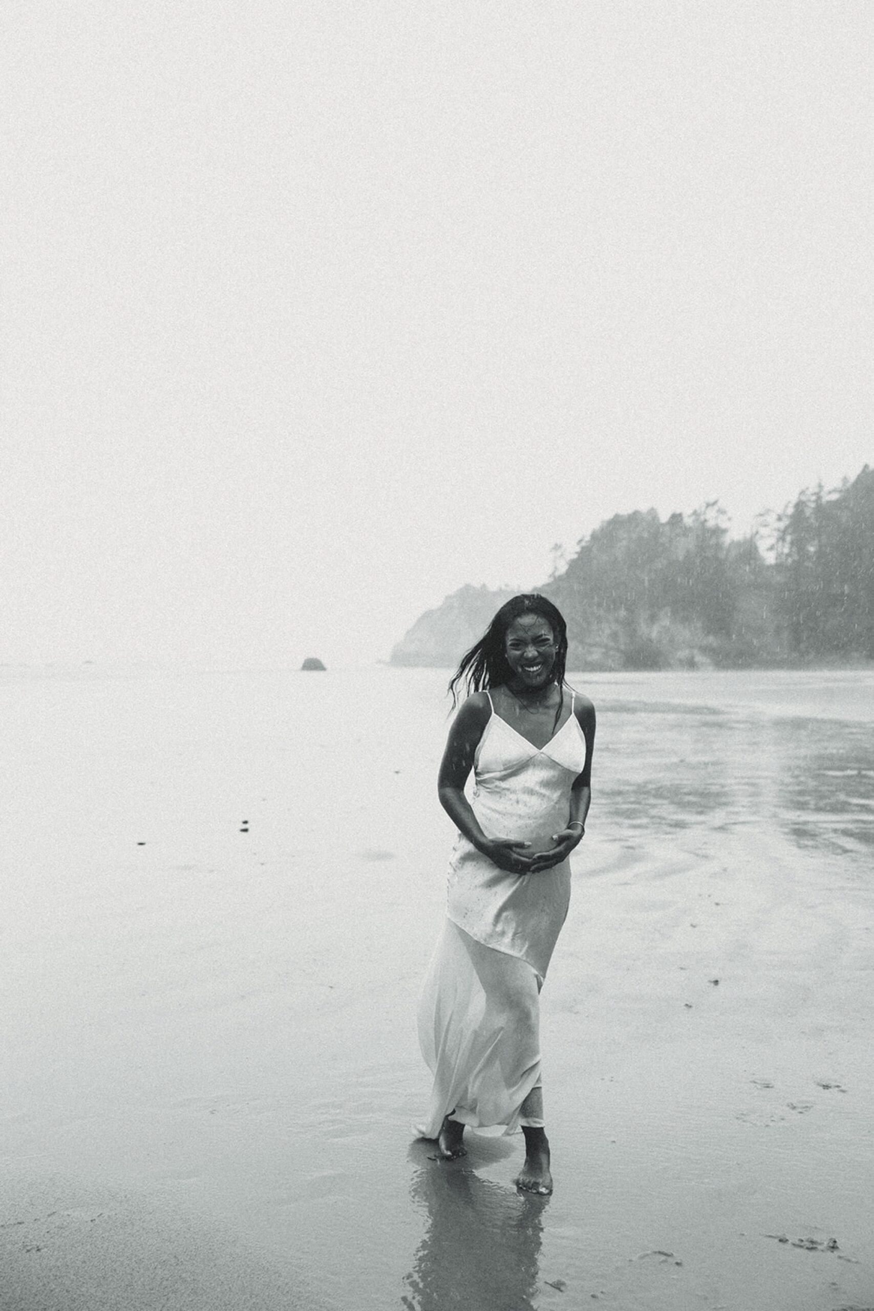 maternity beach session on the oregon coast